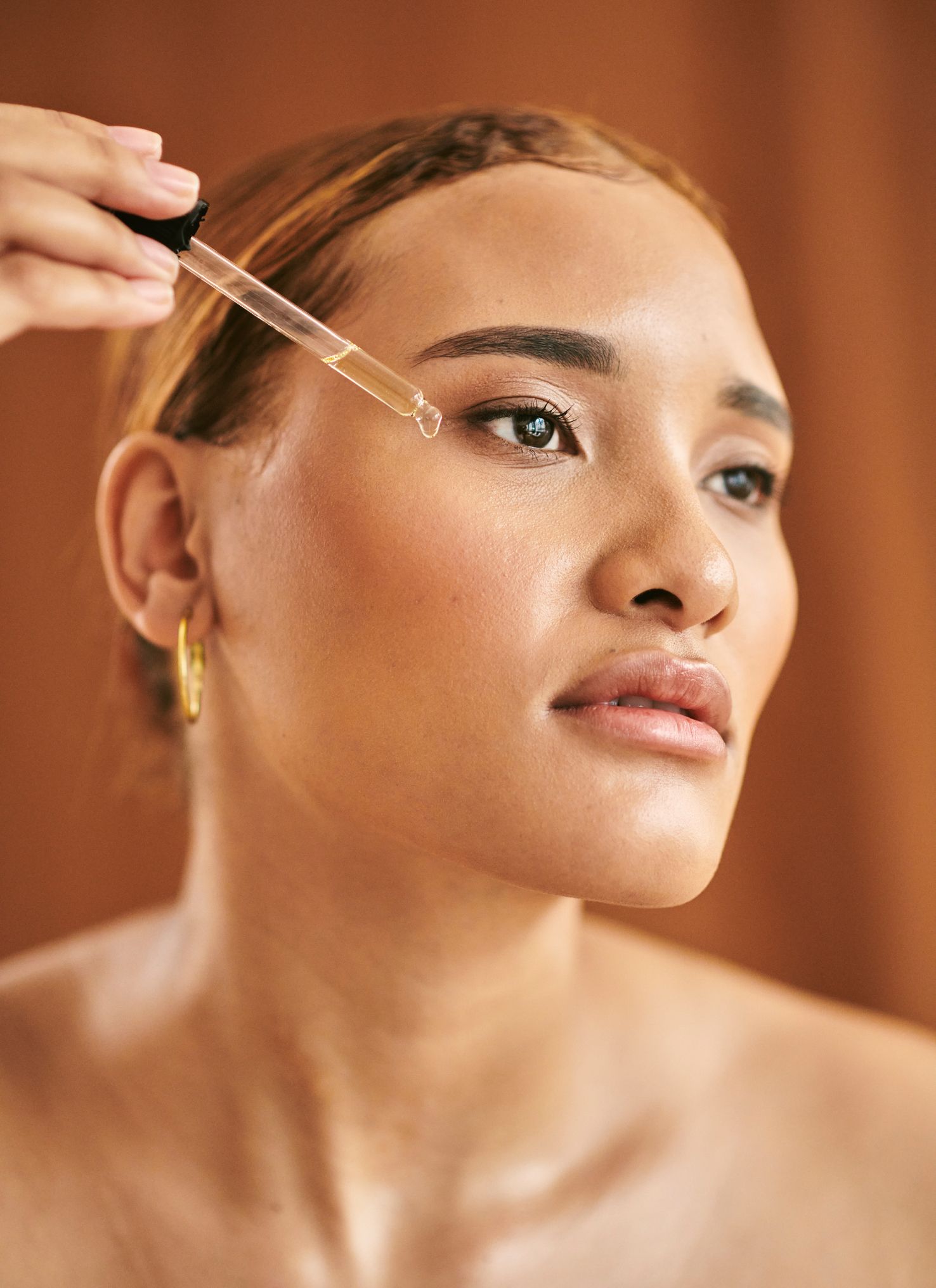 Mastering the Art of Face Serum Application: Dermatologist-Approved Tips